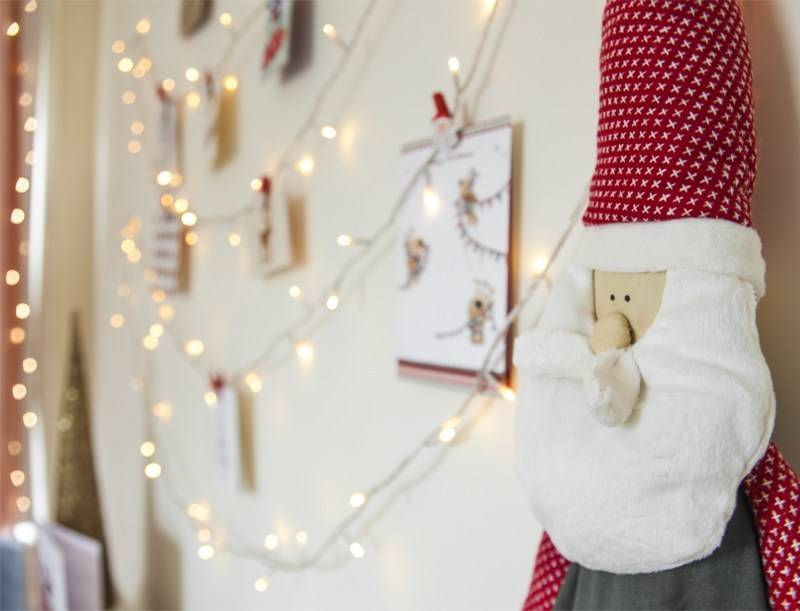 How To Display Your Christmas Cards: DIY Christmas Fairy Light Wall