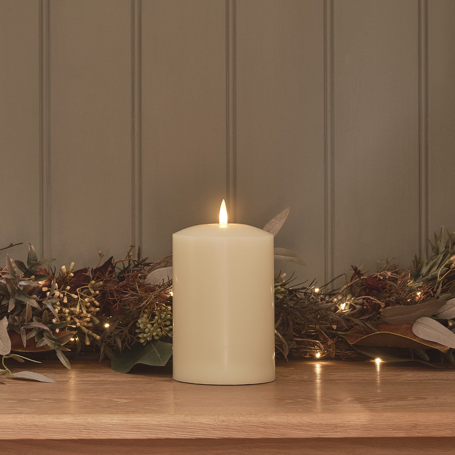 Lights4fun Candela LED TruGlow™ - Effetto Fiamma Tremolante, In Vera Cera Bianco Avorio, Timer 6h, 15cm