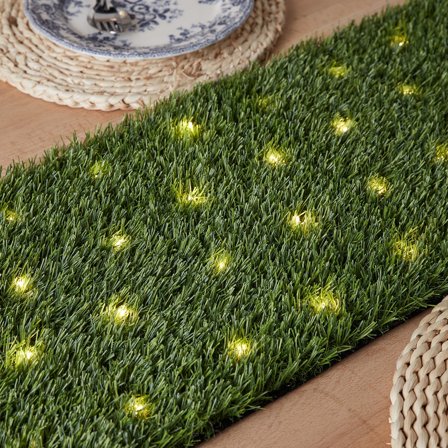 48 LED Illuminated Faux Grass Table Runner Lights4fun.co.uk