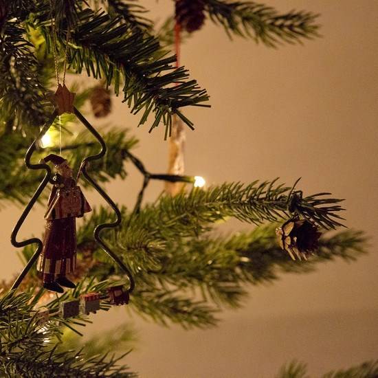 Why Use Christmas Battery Lights For Your Christmas Tree?