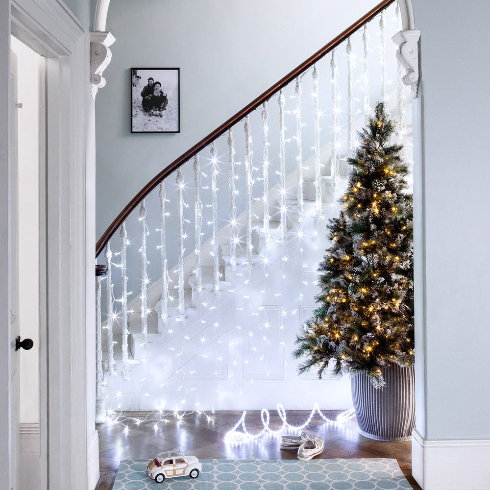 ML192WC_Cool-White-Curtain-Light-Staircase-With-Christmas-Tree-1_P1_0f9b0479-f2e7-433e-a675-9e70000557c2.jpg