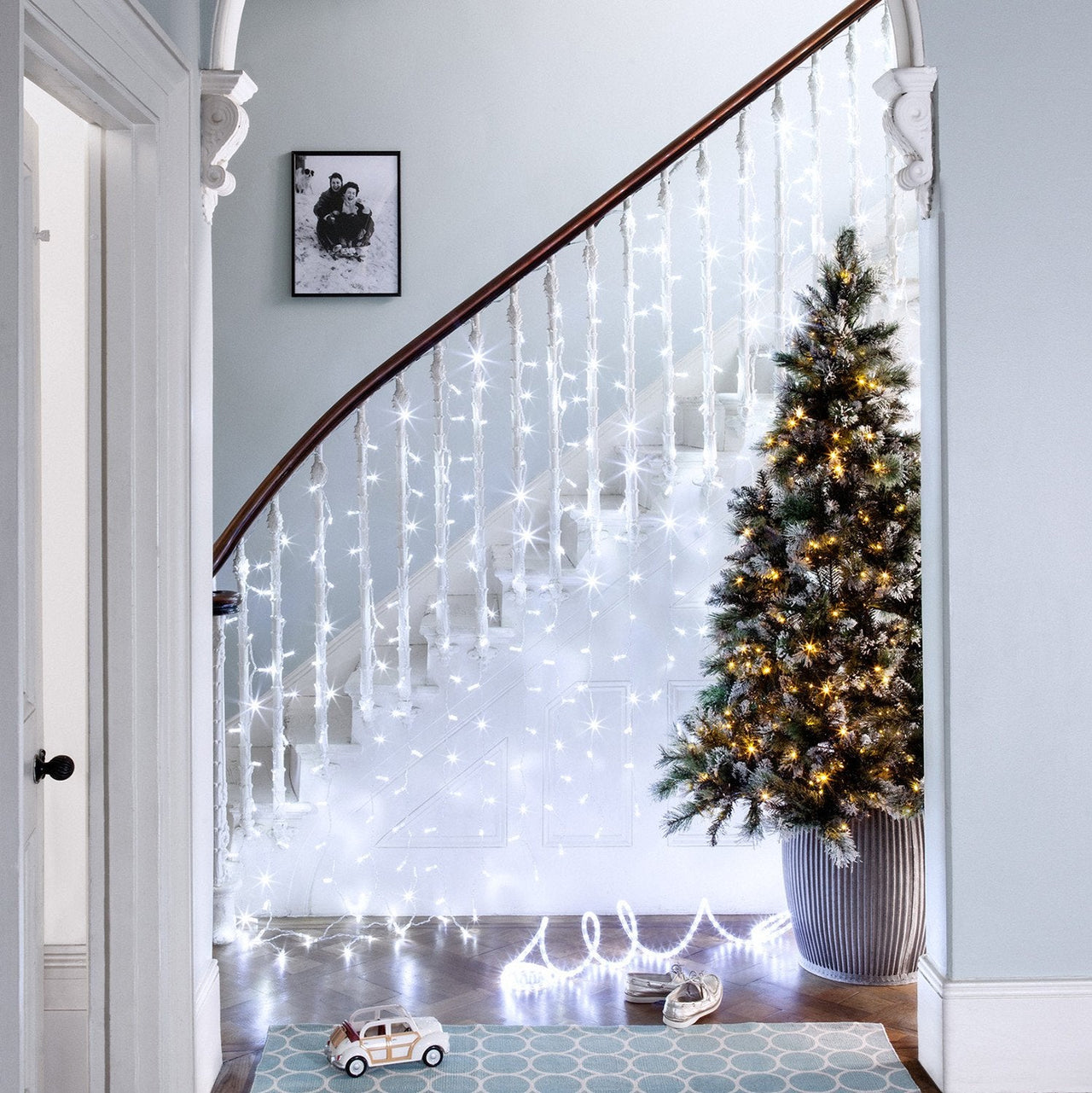 ML192WC_Cool-White-Curtain-Light-Staircase-With-Christmas-Tree-1_P1_f31e47b4-add4-41e4-b244-1f068a3892e2.jpg