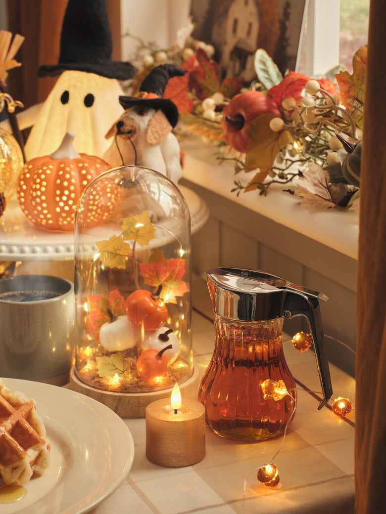 Dining table with Halloween and pumpkin decorations
